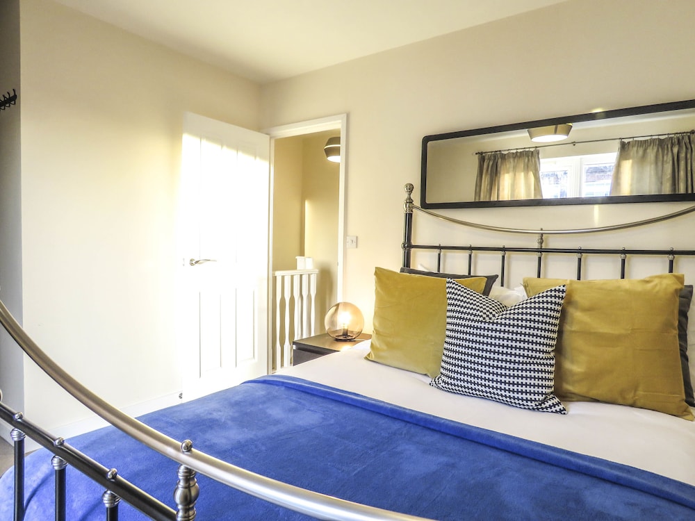 Tudors eSuites Birmingham Townhouse Private Garden Free Parking view 2