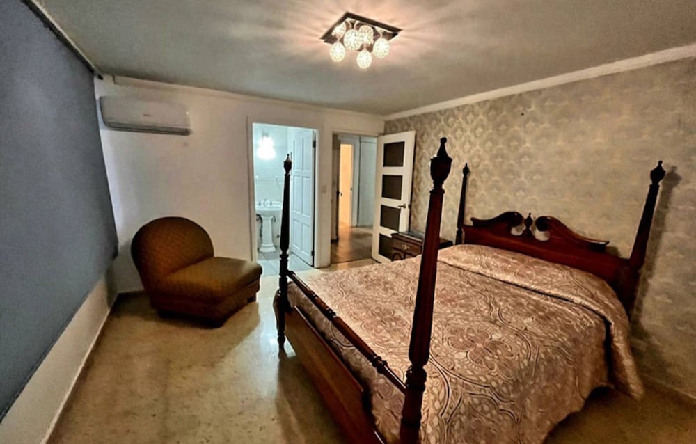 Spacious, Renovated, 2Hb in Style and With Pool