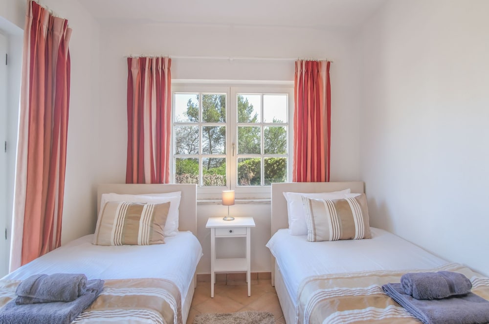 Vale Verde in Lagos With 6 Bedrooms and 4 Bathrooms
