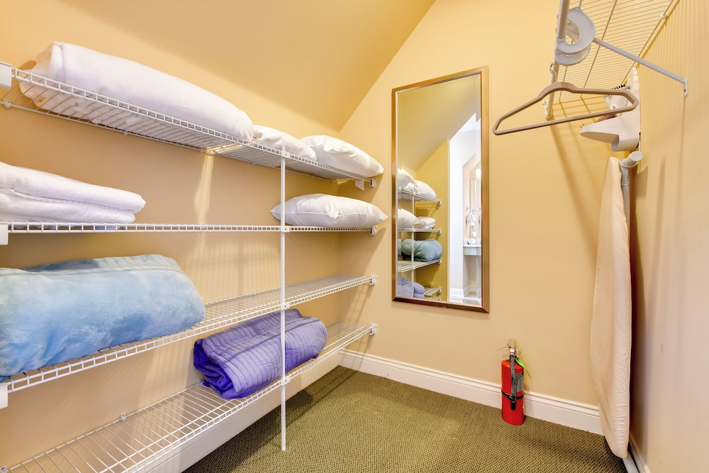 Springfield Studio Rental w/ Golf Course View!