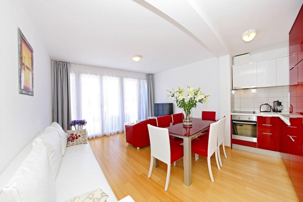 Apartments in Villas Punta Skala With Beachpool