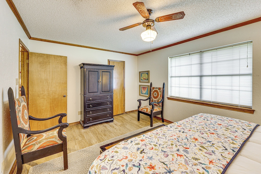 Healthcare-worker Hub 2 Mi to Texarkana Hospitals!