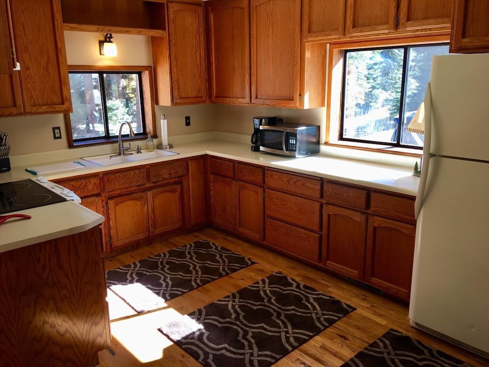 Ashland Vacations - Mountain Pine Cabin - Sleeps 6 - Pet Friendly - Property Image 15