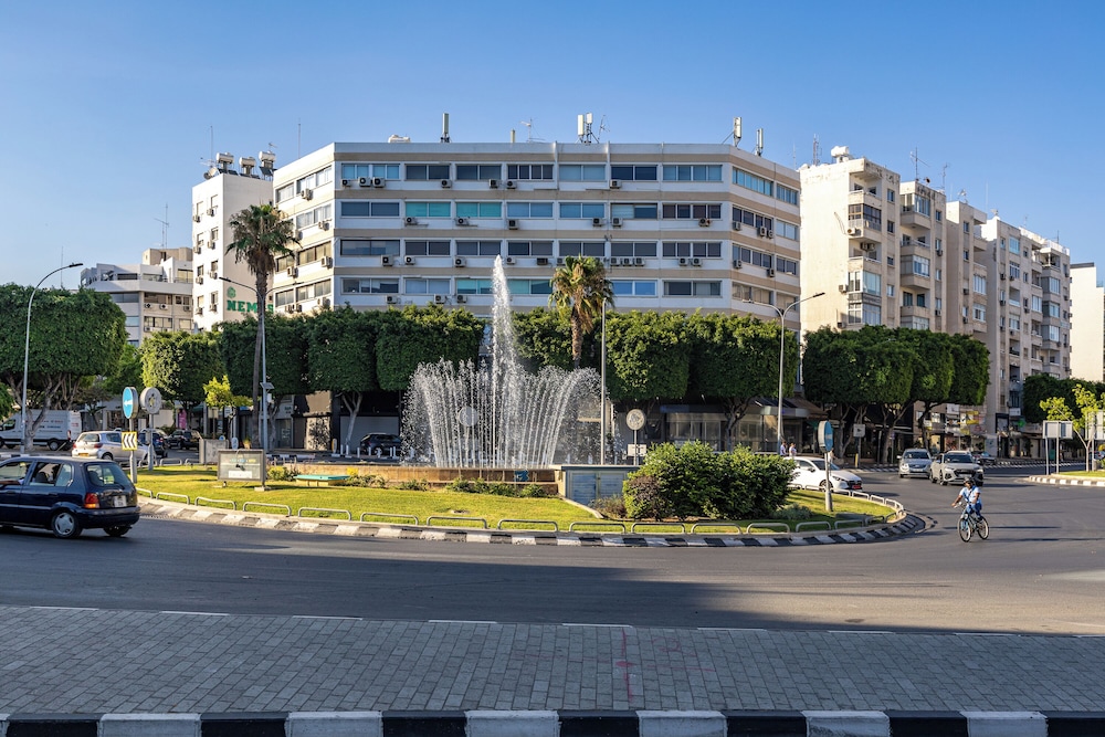 Trygoni Court - Elegant Downtown 3-bdr Apartment