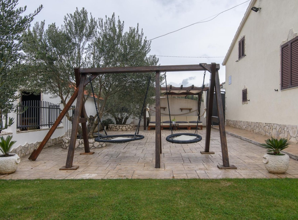 Vila Nira Radonić