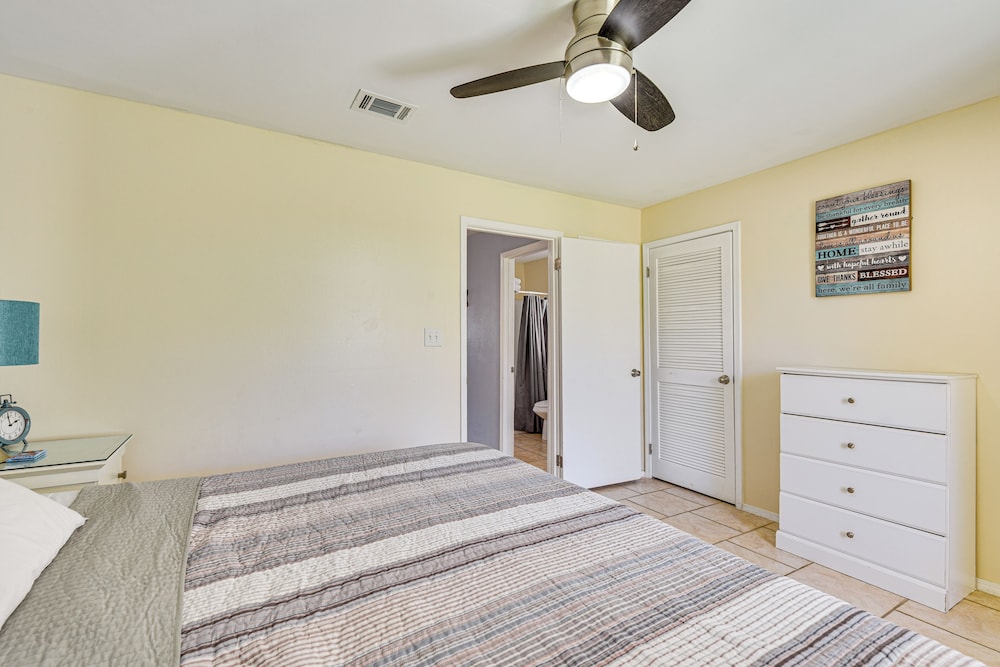 < Half-mi to Beach: Quaint Destin Condo