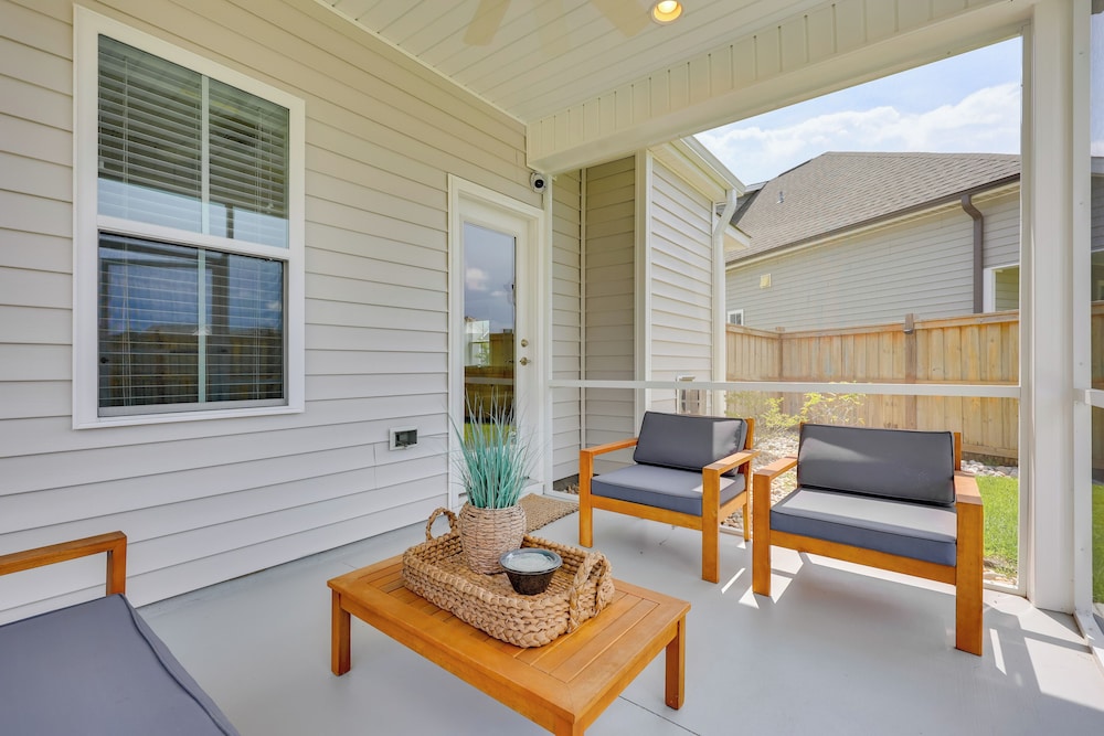 Spacious Home w/ Screened Patio in Wilmington!