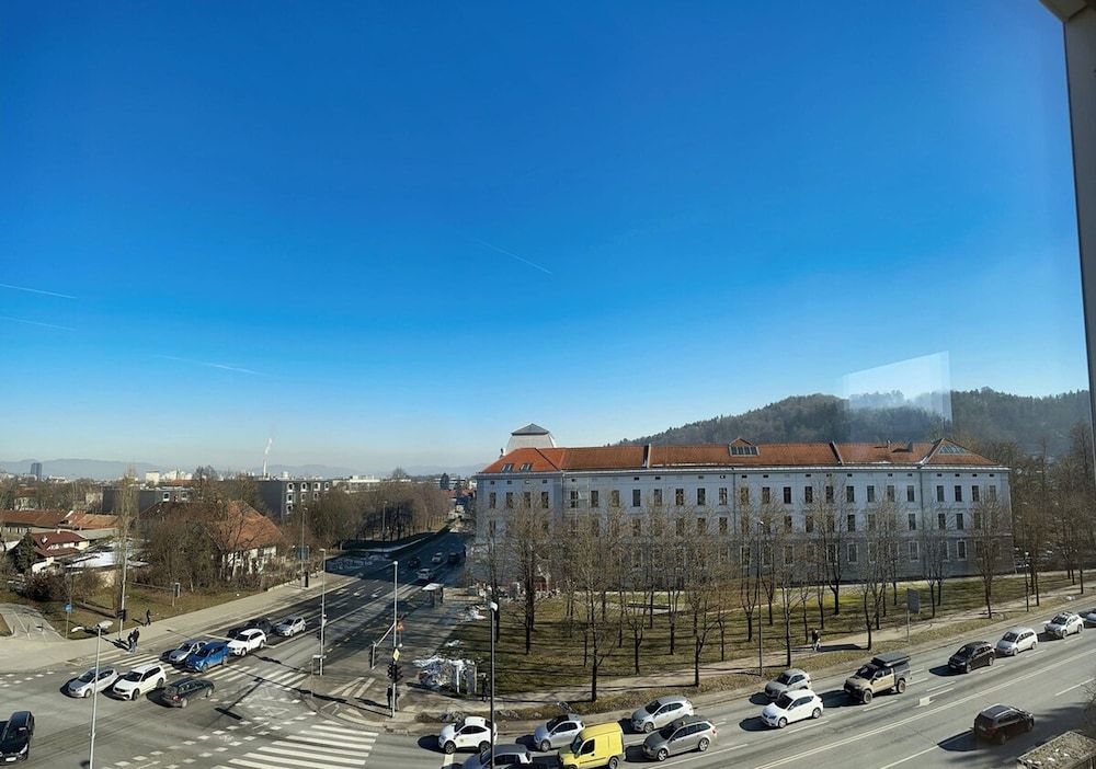 Garden Residence - Premium Castle View Apartment