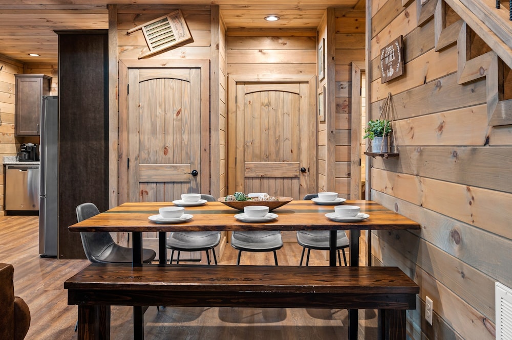 Goodness Gracious 3 Bedroom Cabin by RedAwning - Property Image 3
