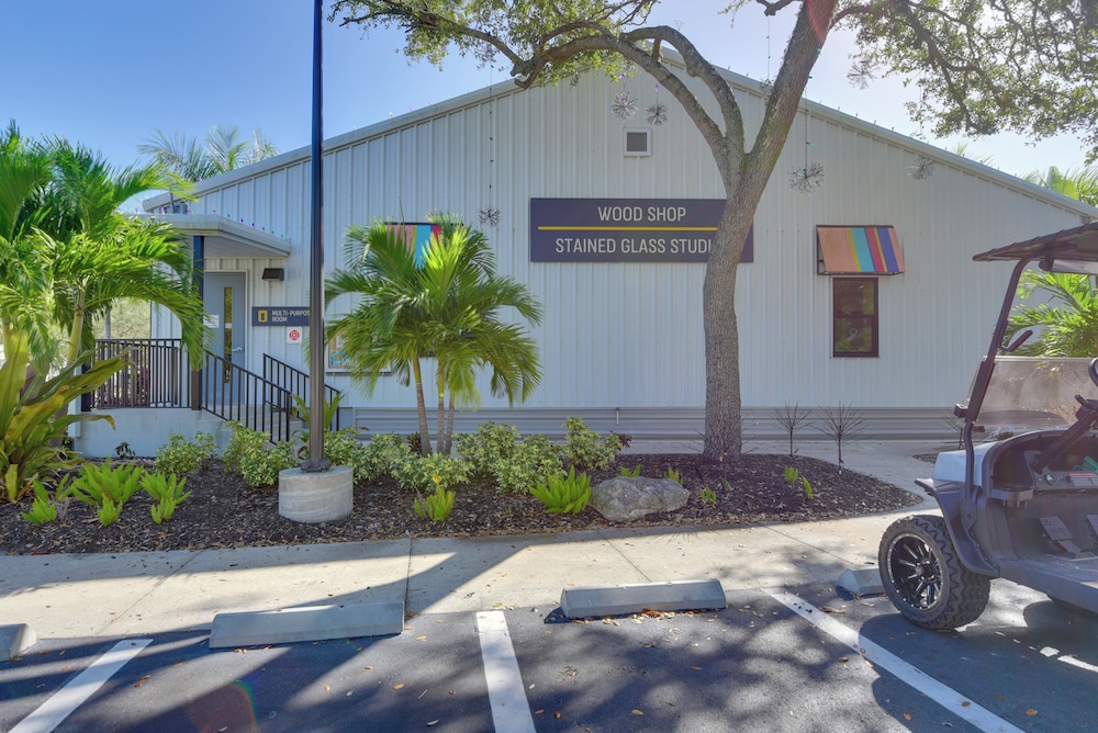 Resort Amenities, 7 Mi to Dtwn: Sarasota Home!