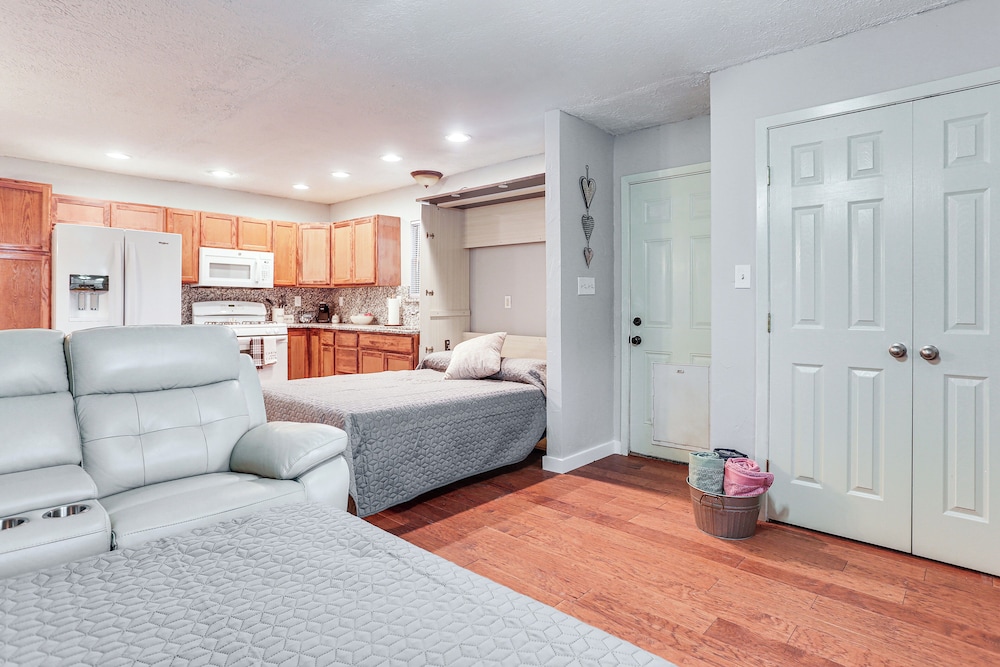 Cabin w/ Hot Tub in Valley View: Pets Welcome!