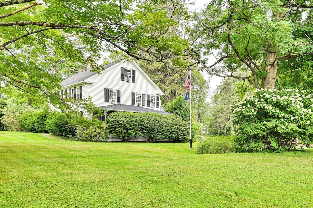 1 Mi to Vineyard: Serene Berkshires Country Escape