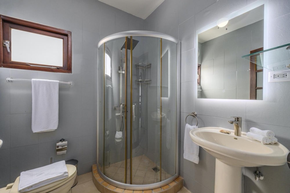 Villa Salina - 5BR w Pool Jacuzzi Sauna