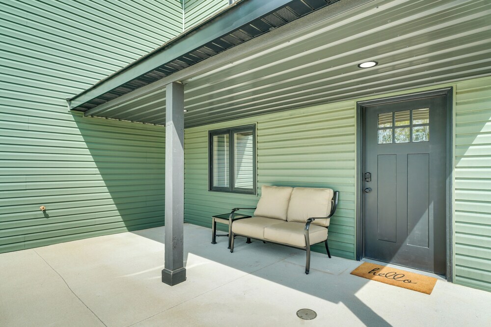 Studio Stay w/ Deck in Missouri Wine Country