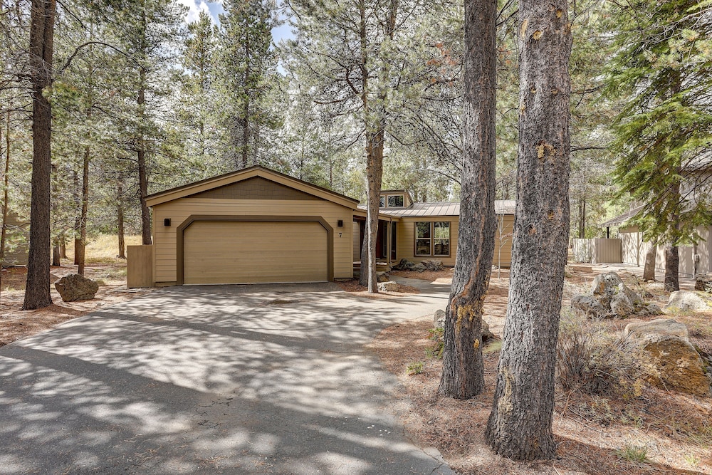 7 Approach Classic Home with Private Hot Tub and BBQ on the Deck by RedAwning view 4