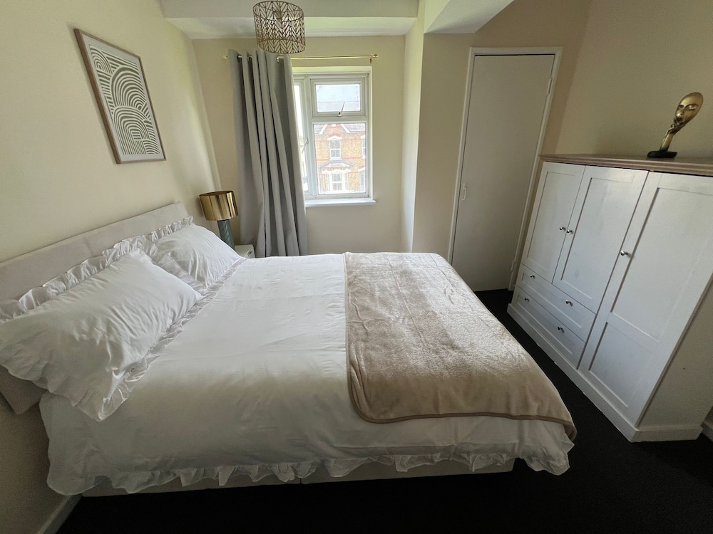 Charming London Apartment Near Attractions view 2