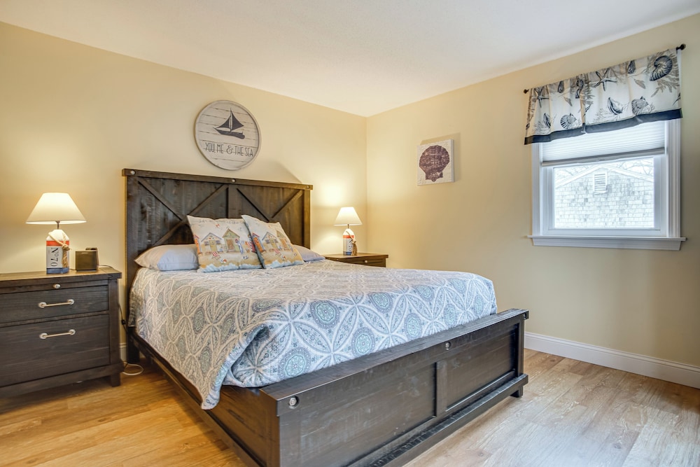 Near Beaches & Trails: Home in East Falmouth
