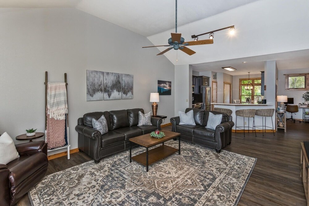 Beautiful Mountain Views~comfortable And Stylish Home~ 2 Bedroom Condo by RedAwning