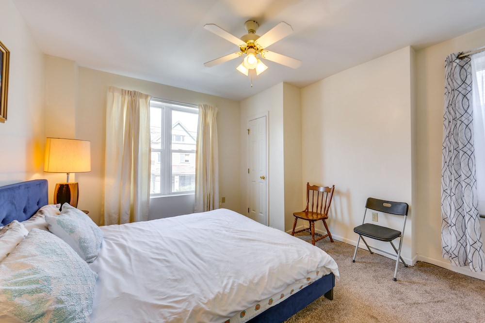 Cozy East Pittsburgh Home - 7 Mi to Frick Park! view 5