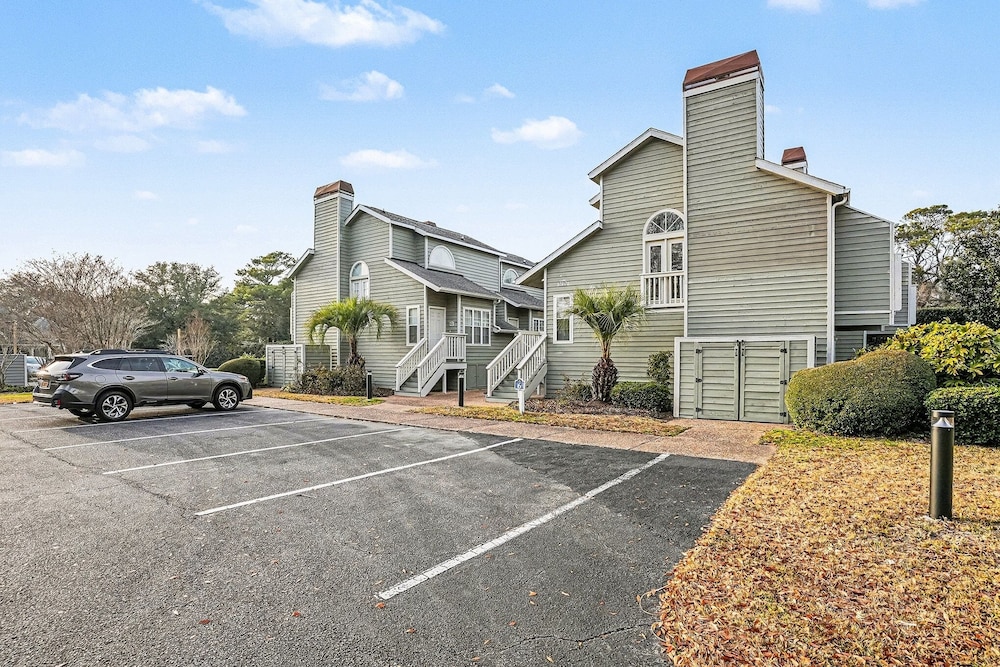 6F Cumberland - split level, 2 bedroom villa, full access!! 2 Condo