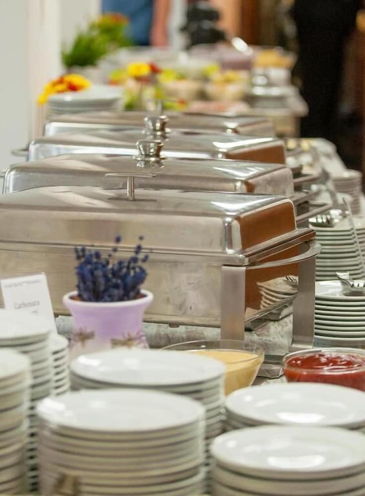 FREE PARKING, FREE BREAKFAST, only 15 minutes to City Center