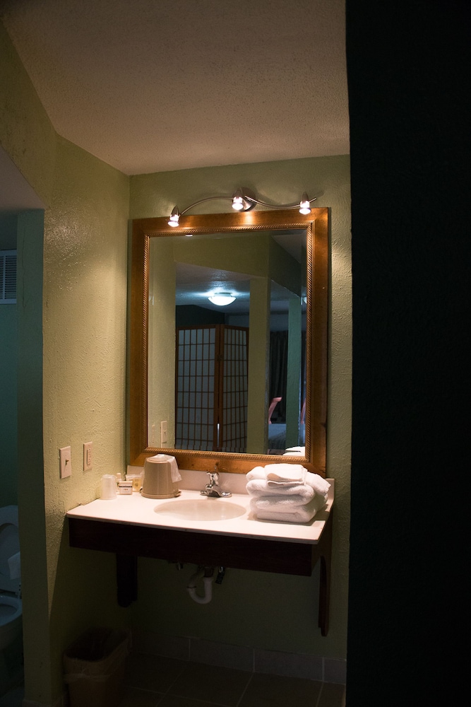 Cocomo Inn and Suites