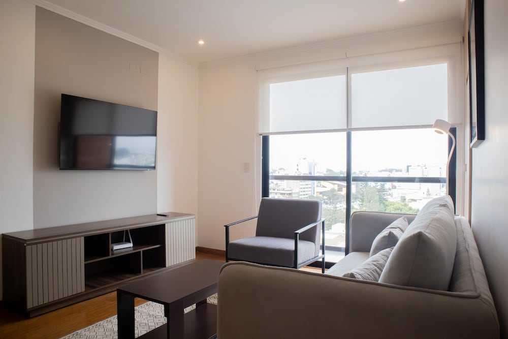 w Inviting 2BR w Balcony in Miraflores