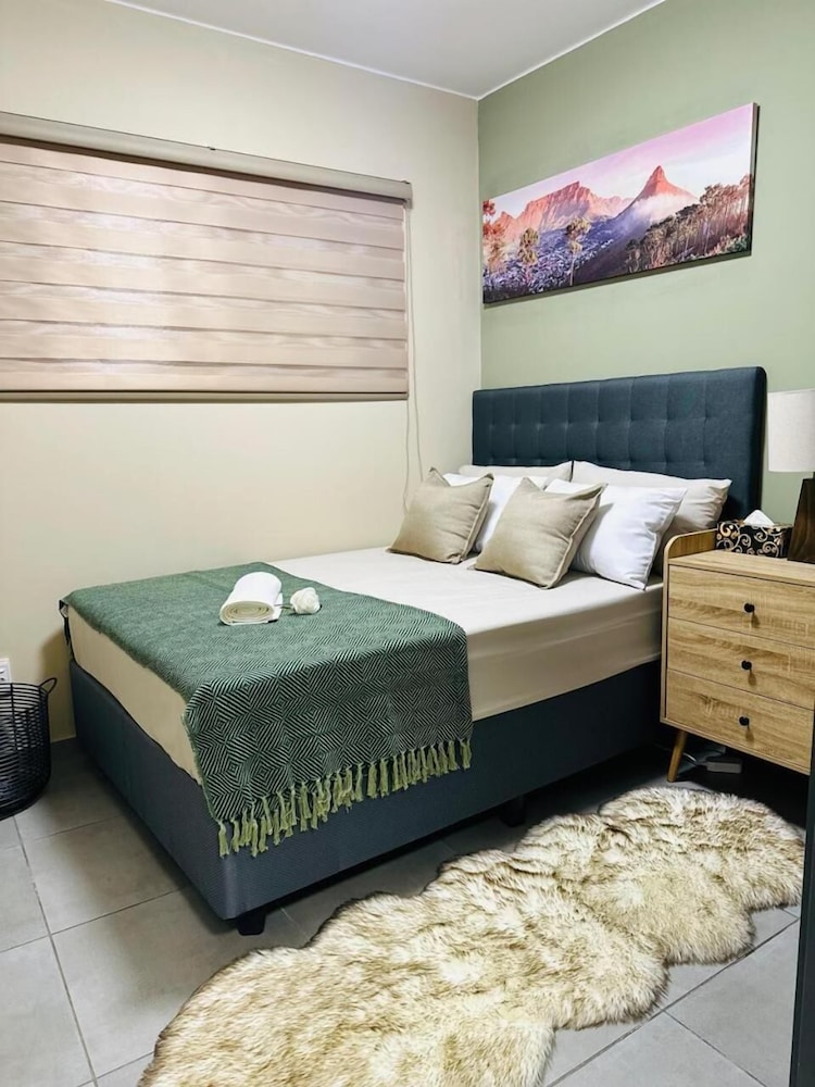 Cosy two Bedroom Apartment for Short and Long Stays Rental