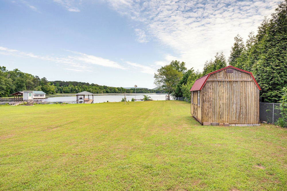 Fire Pit + Bbq: Lake Guntersville Family Home