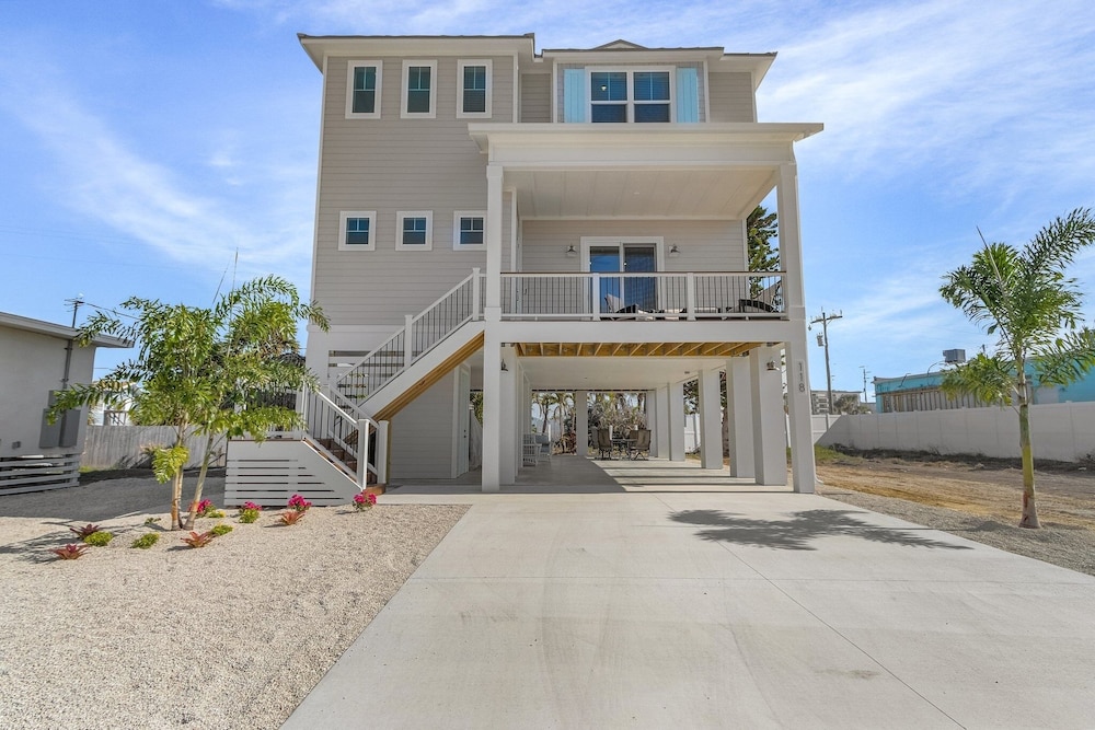 118 Fairweather Ln - Brand New 4 Bed+den/4.5 Bath Home W.hot Tub 4 Bedroom Home