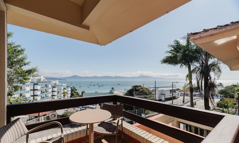 JOFs Apartamentos c Piscina e Vista Mar