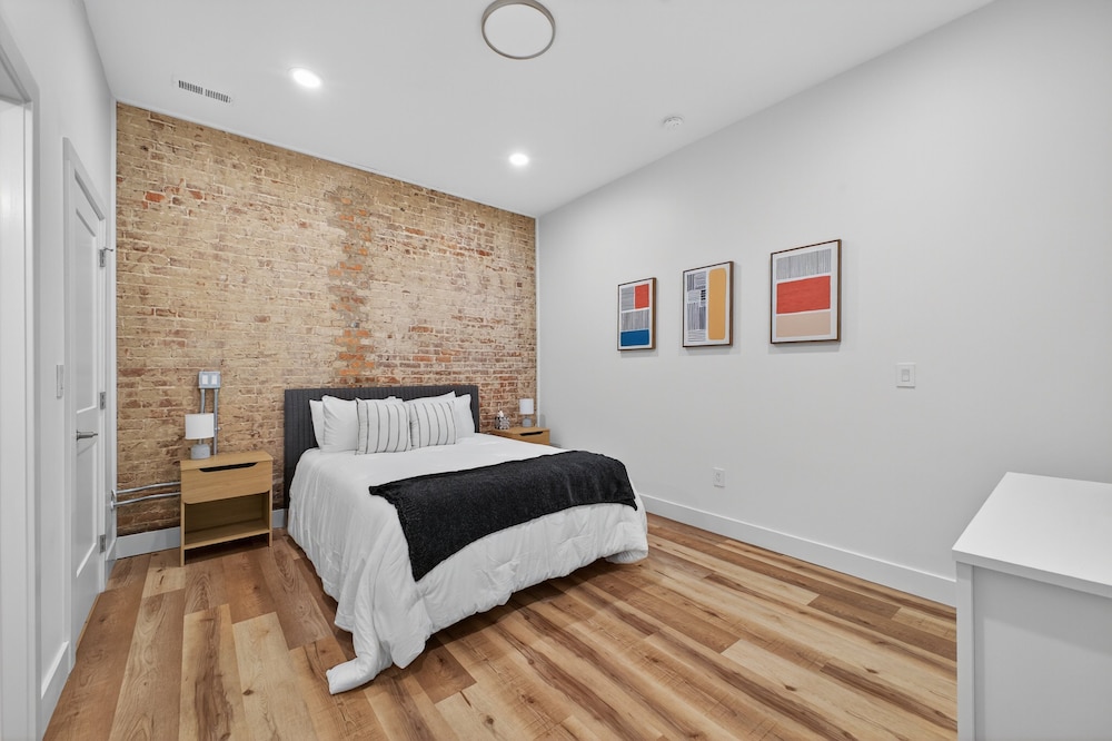 Stylish Downtown Unit With Historic Charm 2 Bedroom Apts