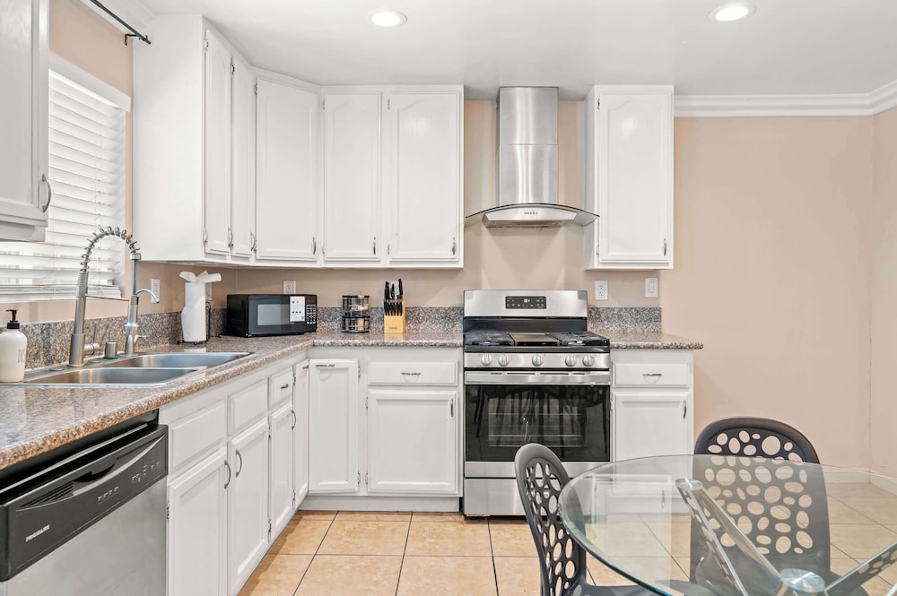 Modern Family Home w Full Amenities & Near ONT