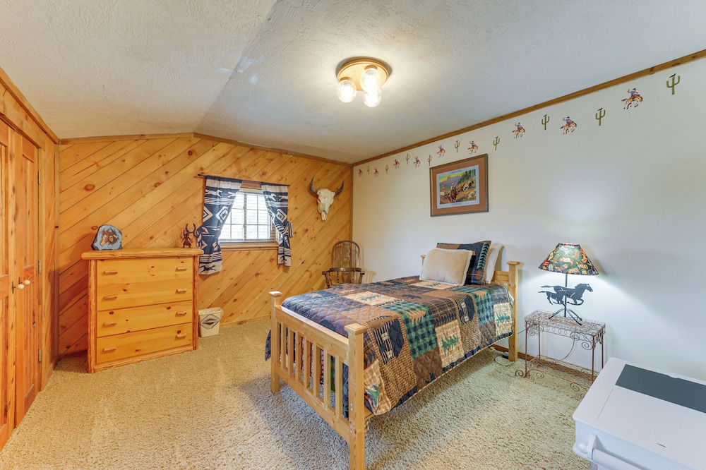 Stunning Mountain Views: Spacious Cabin in Dubois!