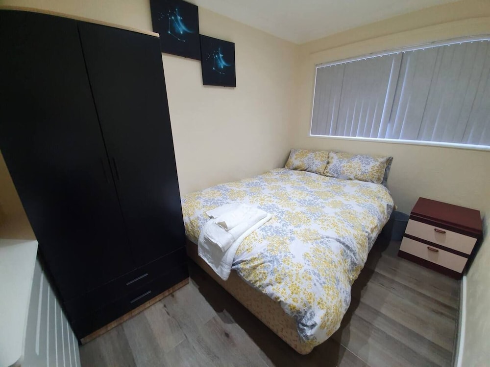 Lovely 5-bed House in Essex view 2