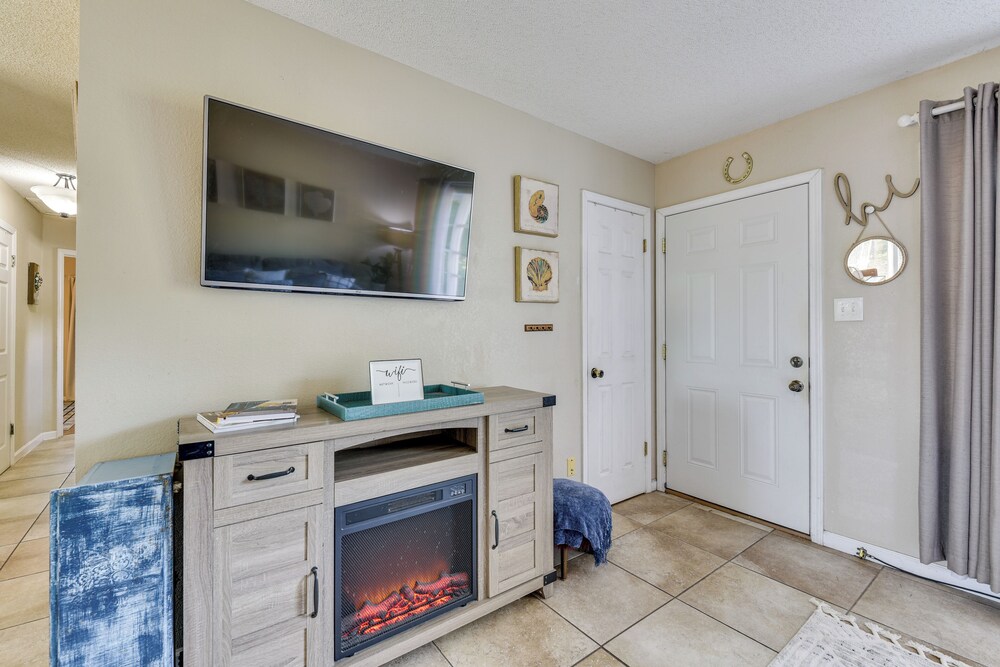 2 Mi to Beach, Near Airport: Heart of Fort Walton
