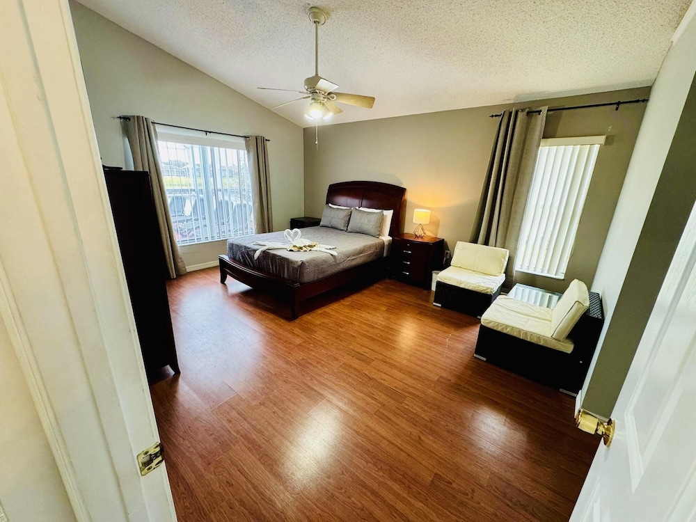Private Pool House With Lake View, Near all Famous Attractions!!!