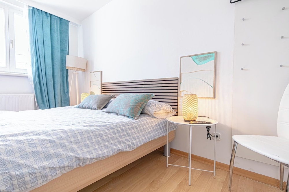 Stylish 3BR Apt With Balcony City Center