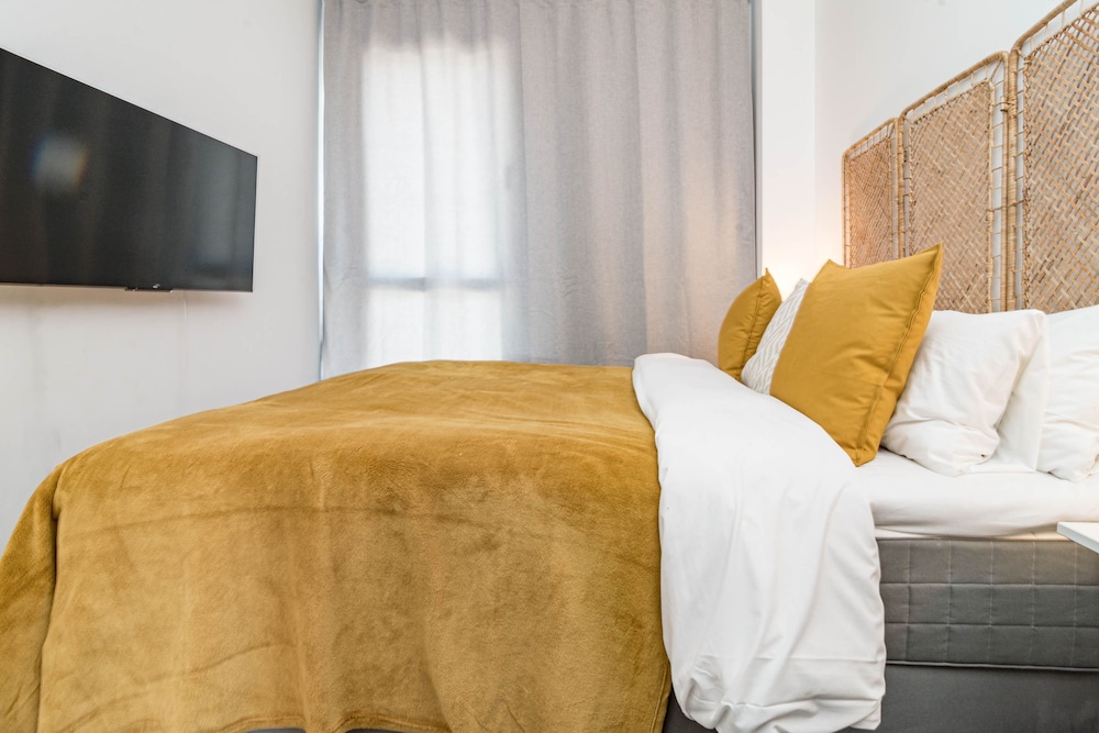 OV2 1B - Bright and Modern 3 Bedroom Apartment