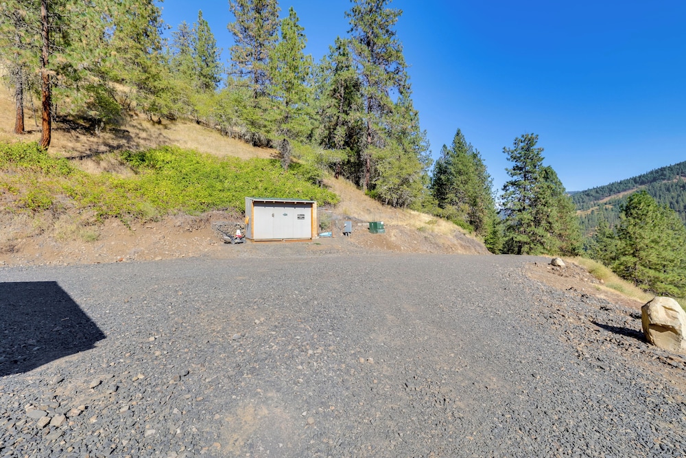 Mtn-view Gem w/ Outdoor Entertainment in Ahsahka!