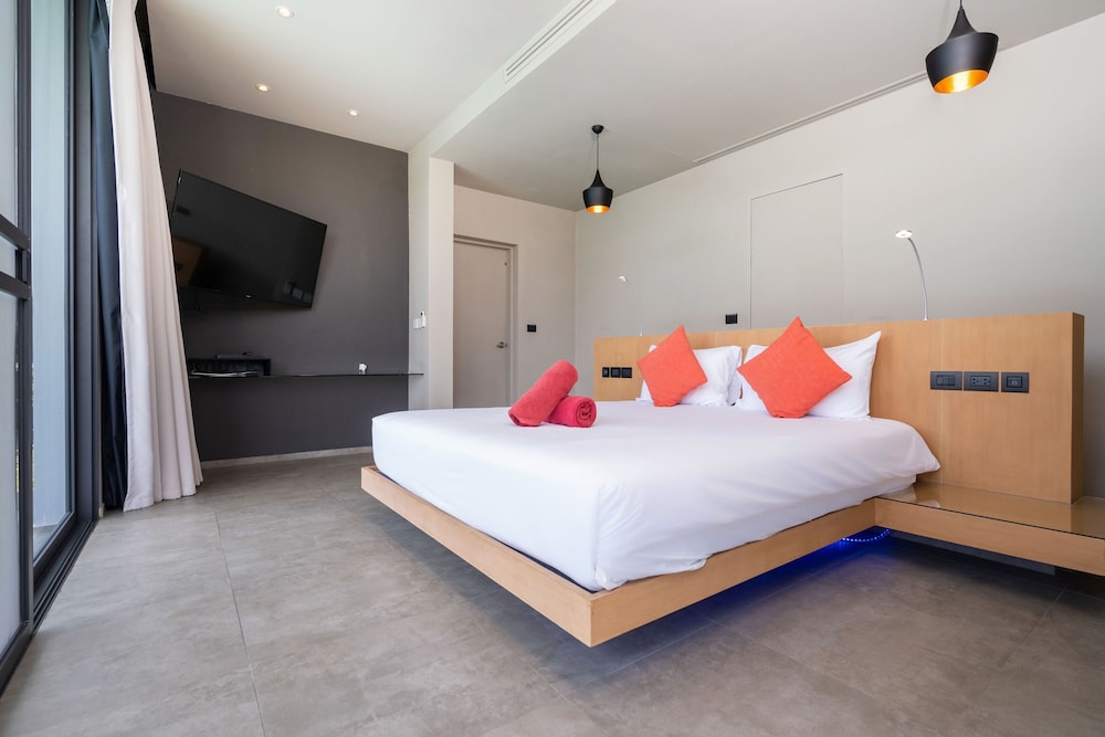 Grand 17m Pool 5BR Villa Mayacol NaiHarn