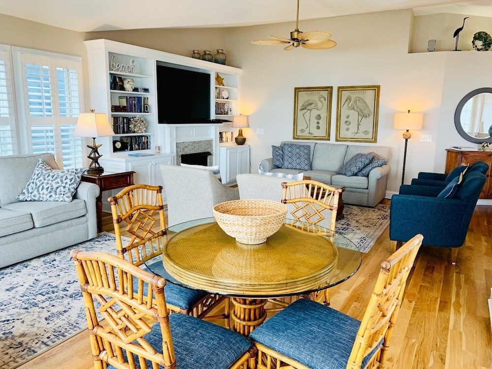 The Seventh Day 6 Bedroom Home by RedAwning