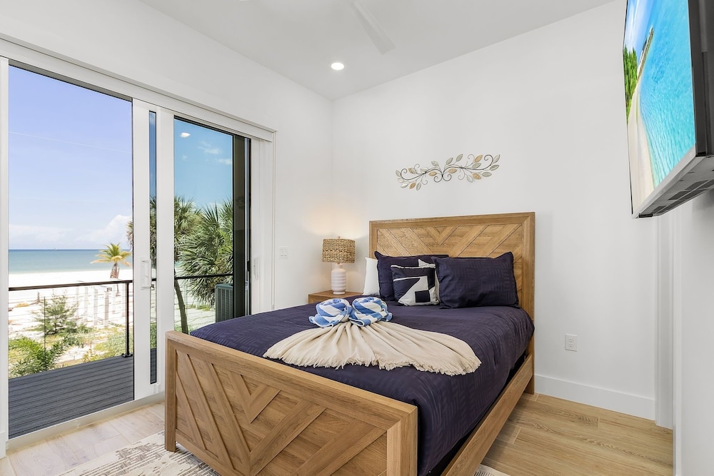 5350 Chasing Sunshine: 5bd/4.5ba Pool Home! 5 Bedroom Home
