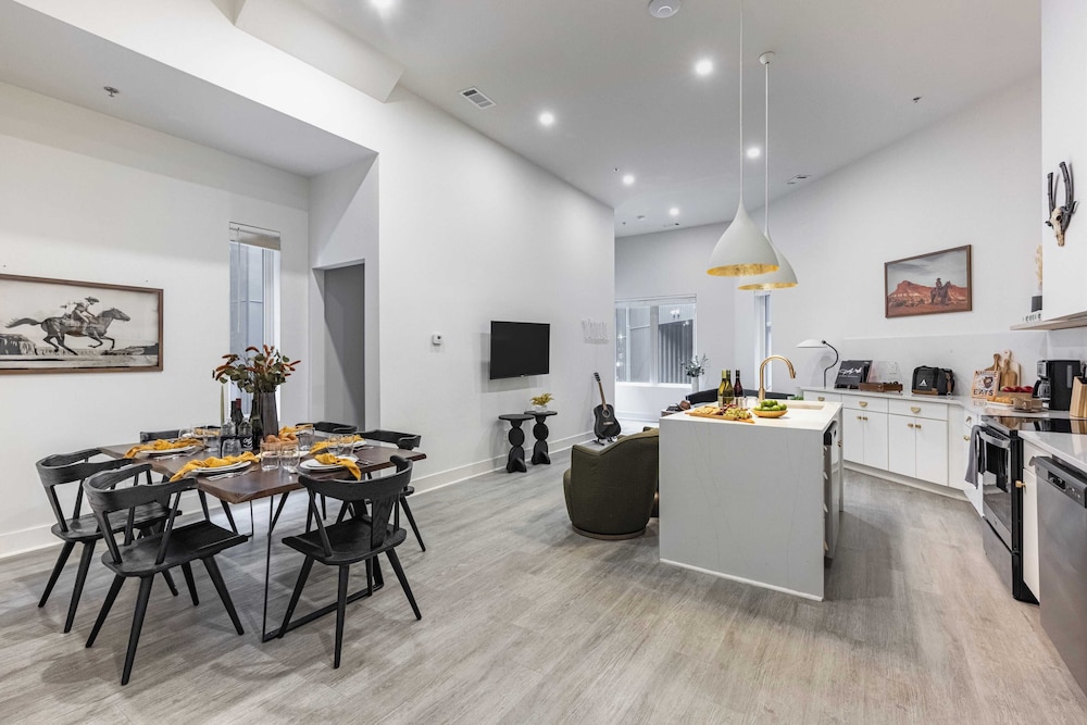 Outrider Buyout- 3 Units by Avantstay Sleeps 36