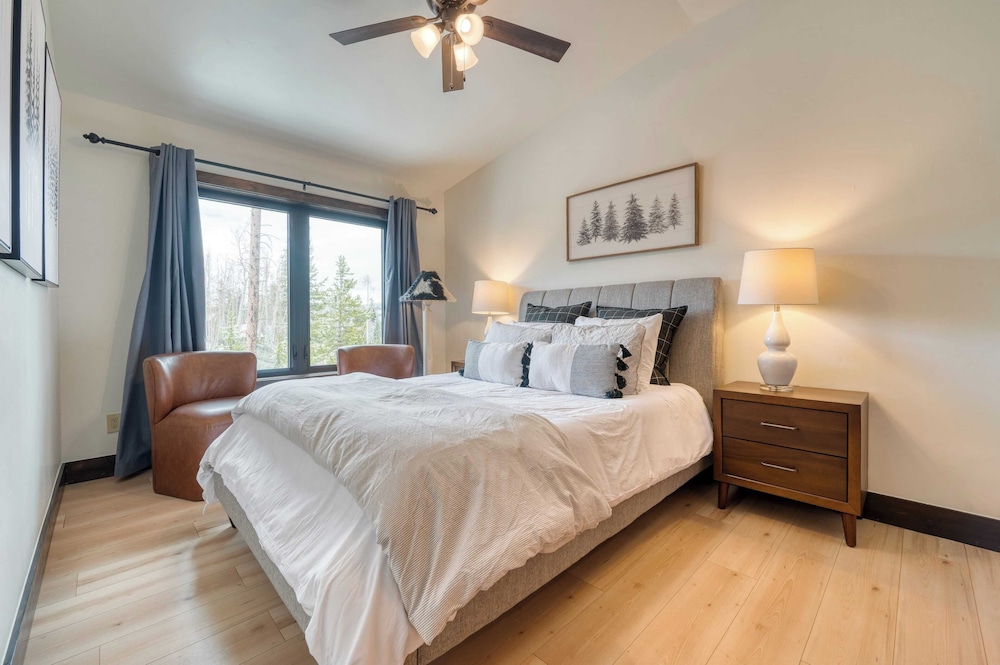 Winterhaven Estate by Avantstay Sleeps 19 Guests Mountain Compound w/ Views, Firepit, Hot Tub
