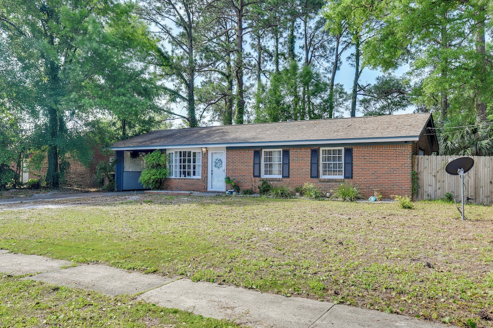 2 Mi to Beach, Near Airport: Heart of Fort Walton
