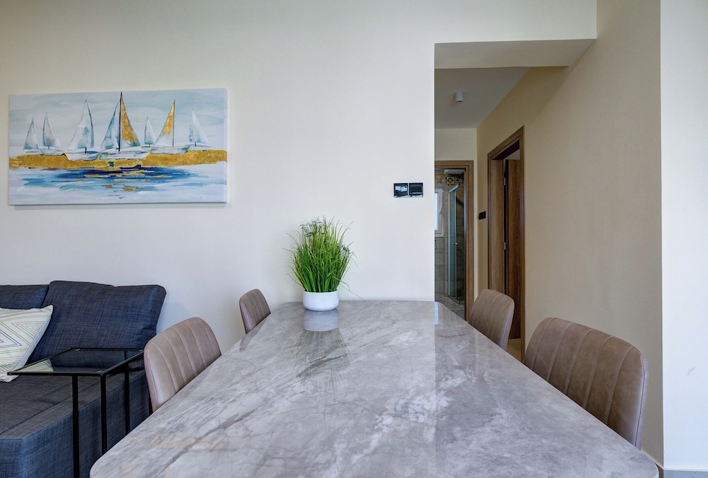 75 Prokymea- Steps From the Sea, Downtown, Balcony