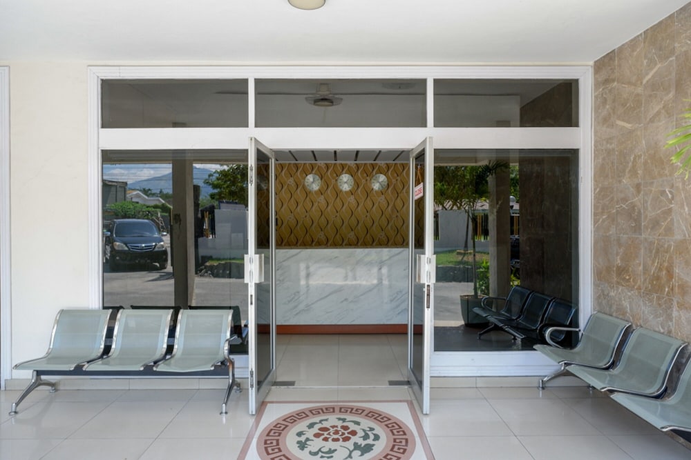 RedDoorz Plus @ Alam Raya Hotel view 2