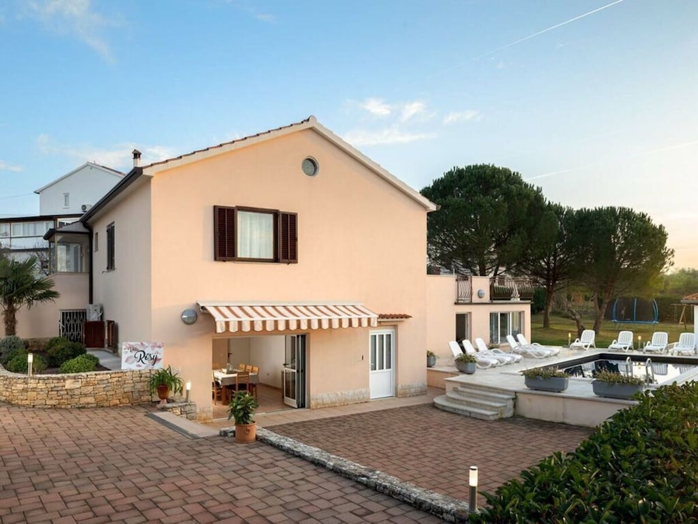 Villa Rosy Comfortable Holiday Residence