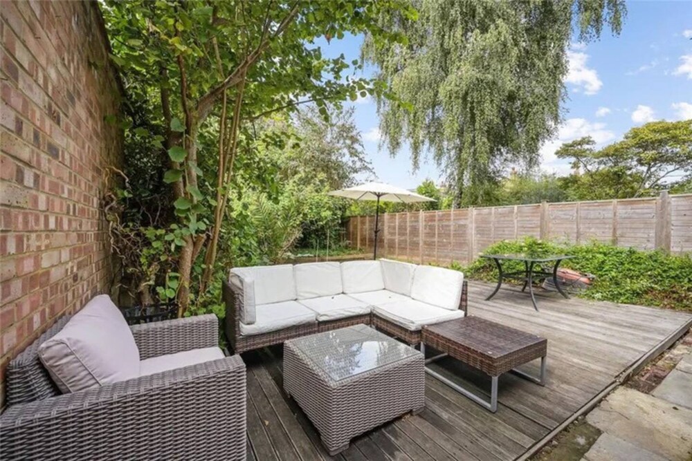 Stylish and Spacious 3 Bedroom Garden Flat in Fulham